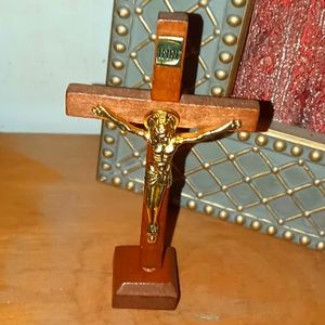 SMALL VINTAGE STANDING CRUCIFIX